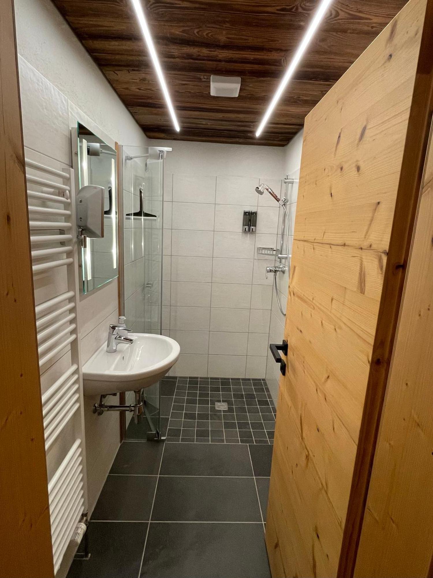 Pension Und Apartment Edelweiss Heiligenblut Exteriör bild